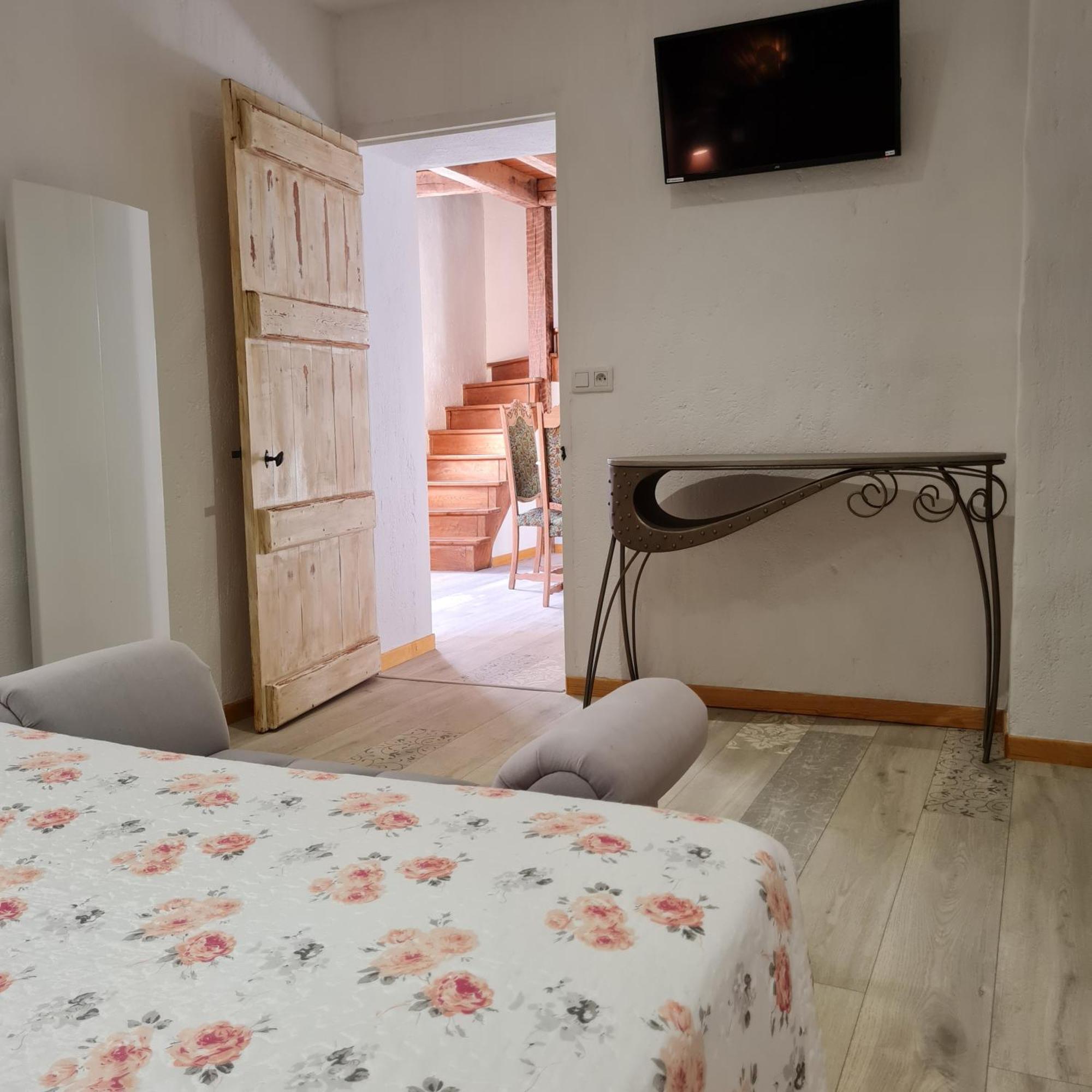 Hotel Domaine Du Cardou Puy-lʼÉvêque Esterno foto